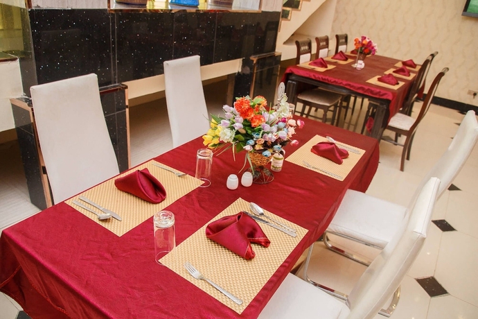 Imagen del bar/restaurante del Hotel Denami Suites. Foto 4