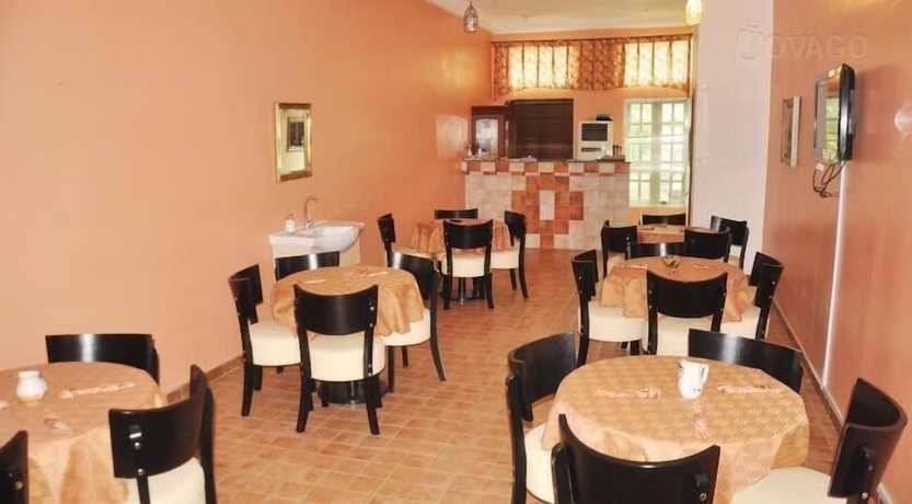 Imagen del bar/restaurante del Hotel Denami Suites. Foto 5