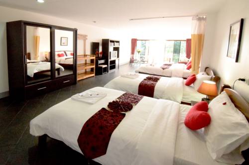 Imagen de la habitación del Hotel Dengs Kamala Resort. Foto 5