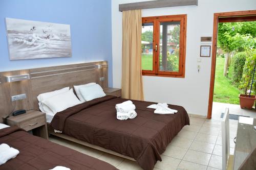 Imagen general del Hotel Denis and Bungalows. Foto 2