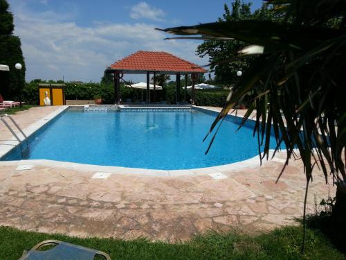 Imagen de la habitación del Hotel Denis and Bungalows. Foto 8