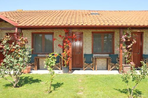 Imagen de la habitación del Hotel Denis and Bungalows. Foto 9