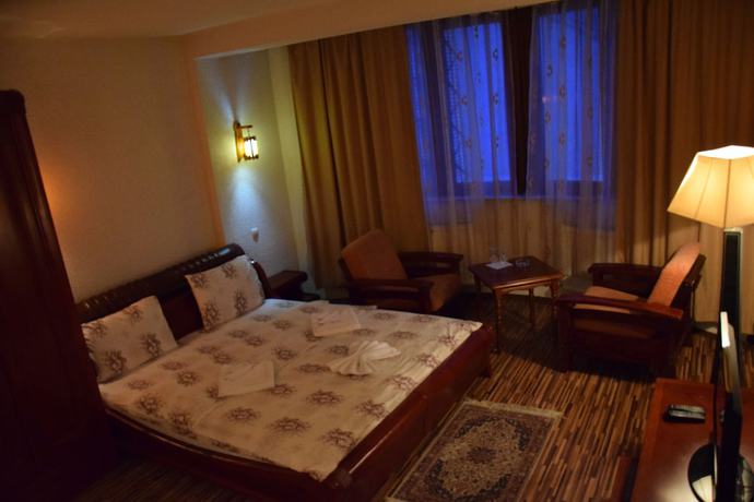 Imagen de la habitación del Hotel Denis and Spa. Foto 2