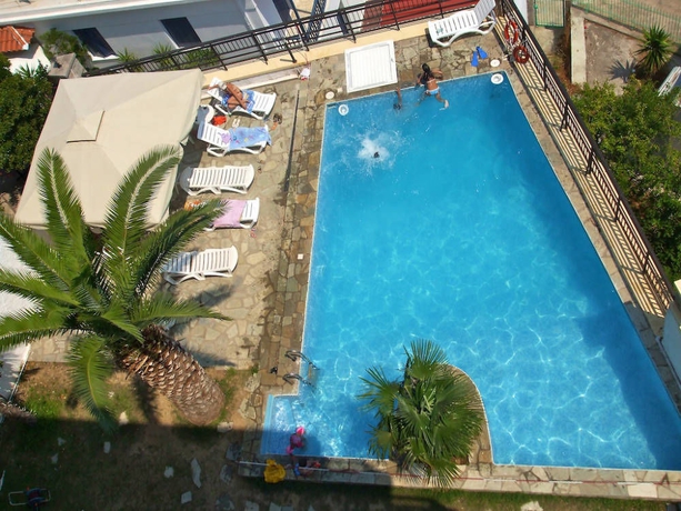 Imagen de la piscina del Hotel Denise, Aloupi. Foto 15