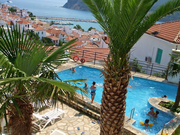 Imagen de la piscina del Hotel Denise, Aloupi. Foto 16