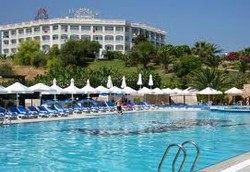 Imagen de la piscina del Hotel Denizkizi. Foto 4