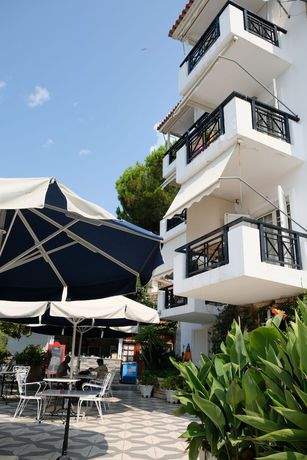 Imagen de los interiores del Hotel Dennis. Foto 19