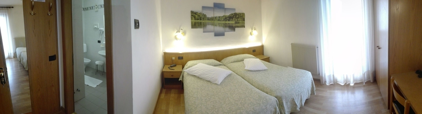 Imagen de la habitación del Hotel Denny. Foto 9