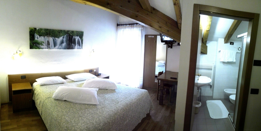 Imagen de la habitación del Hotel Denny. Foto 10