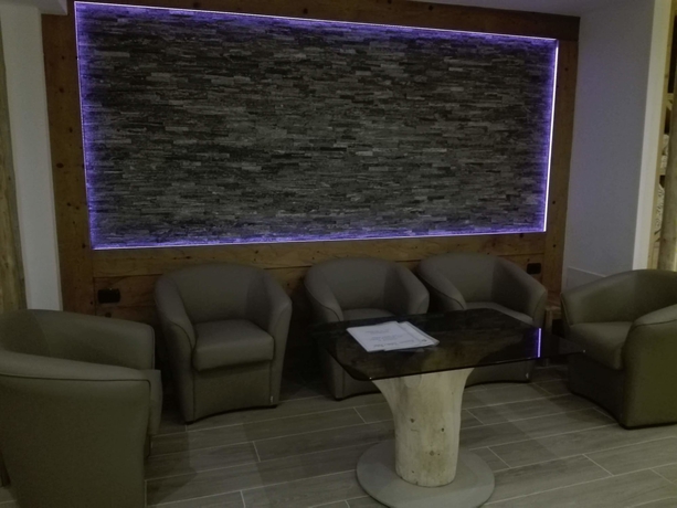 Imagen de la piscina del Hotel Denny. Foto 18