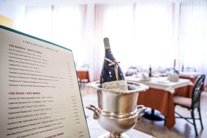 Imagen del bar/restaurante del Hotel Depandance Green Park. Foto 6