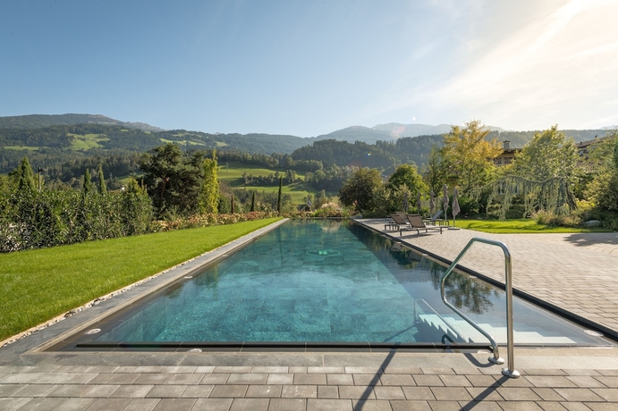 Imagen de la piscina del Hotel Der Reschenhof. Foto 17