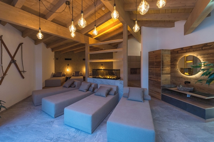 Imagen de la piscina del Hotel Der Zirmhof in Saalbach. Foto 14