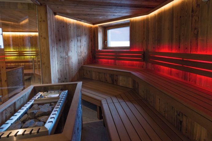 Imagen de la piscina del Hotel Der Zirmhof in Saalbach. Foto 15