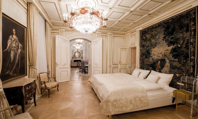 Imagen de la piscina del Hotel Derag Livinghotel De Medici. Foto 15