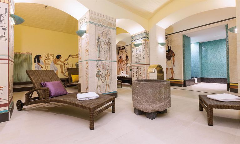 Imagen del bar/restaurante del Hotel Derag Livinghotel De Medici. Foto 2