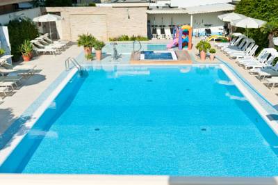 Imagen de la piscina del Hotel Derby Exclusive. Foto 5
