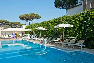 Imagen de la piscina del Hotel Derby Exclusive. Foto 6