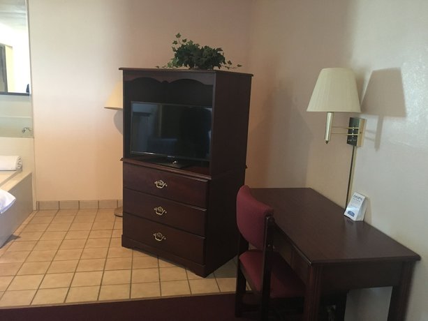 Imagen de la habitación del Hotel Derby Inn and Suites. Foto 7