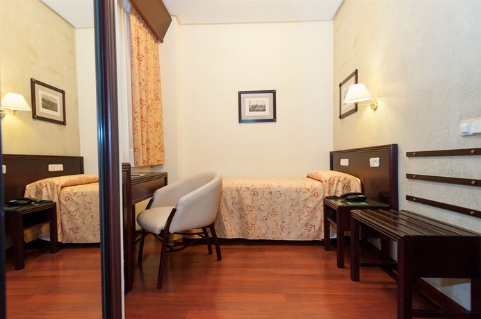 Imagen de la habitación del Hotel Derby Sevilla. Foto 6