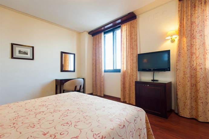 Imagen de la habitación del Hotel Derby Sevilla. Foto 8