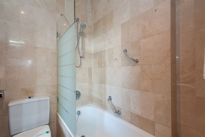 Imagen de la habitación del Hotel Derby Sevilla. Foto 9