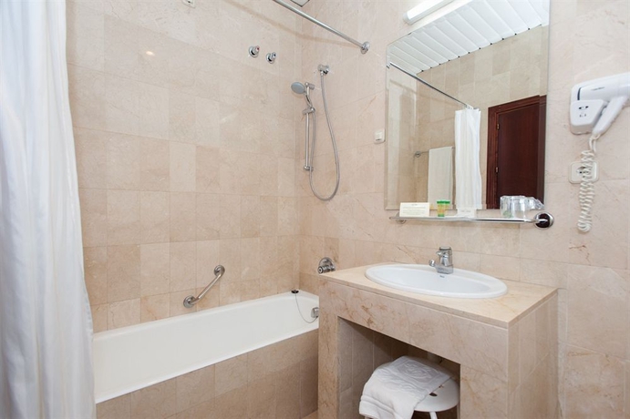 Imagen de la habitación del Hotel Derby Sevilla. Foto 10