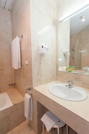 Imagen de la habitación del Hotel Derby Sevilla. Foto 11