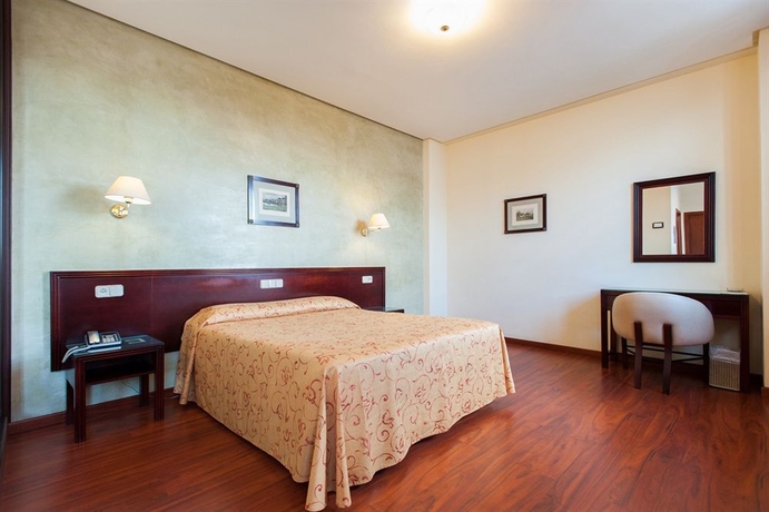 Imagen de la habitación del Hotel Derby Sevilla. Foto 14