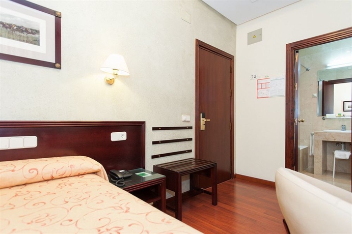 Imagen de la habitación del Hotel Derby Sevilla. Foto 15