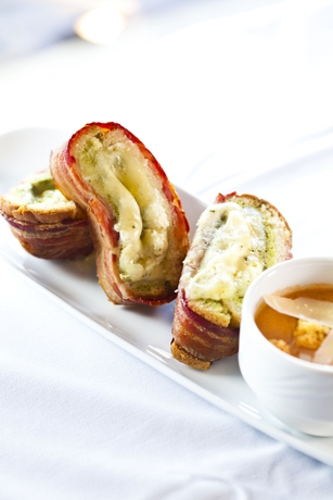 Imagen del bar/restaurante del Hotel Derek. Foto 2