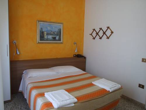 Imagen de la habitación del Hotel Derna. Foto 11