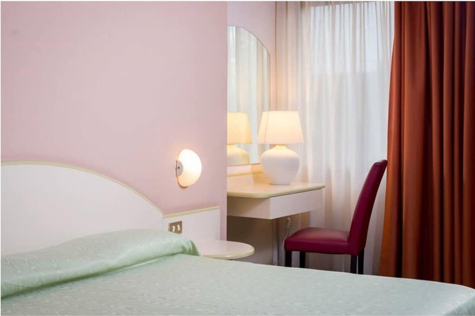 Imagen de la habitación del Hotel Des Alpes, Turín. Foto 12