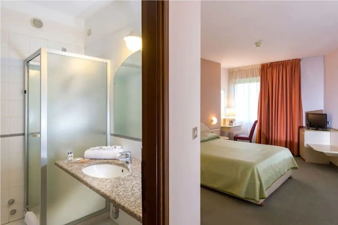 Imagen de la habitación del Hotel Des Alpes, Turín. Foto 13