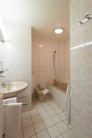 Imagen de la habitación del Hotel Des Arcades. Foto 10