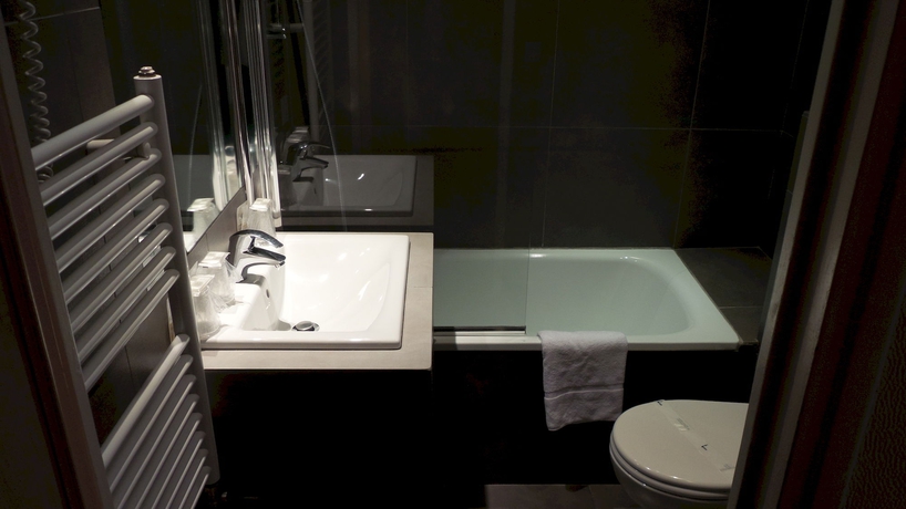 Imagen de la habitación del Hotel Des Arènes. Foto 7