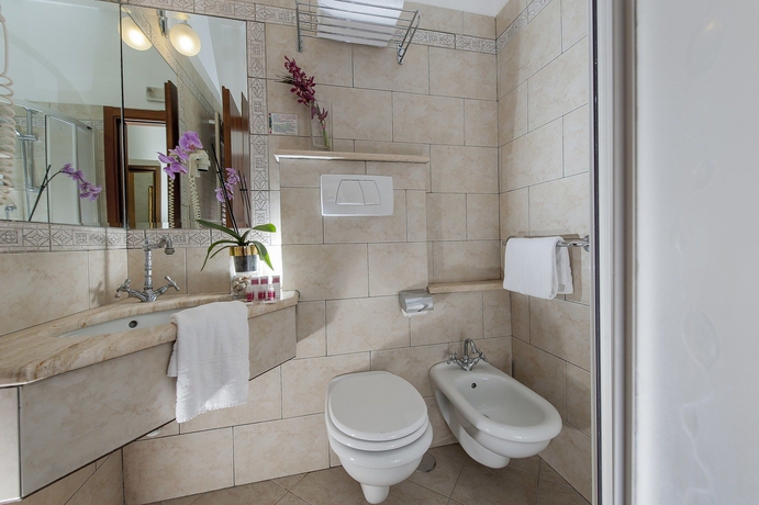 Imagen de la habitación del Hotel Des Artistes, Roma. Foto 5