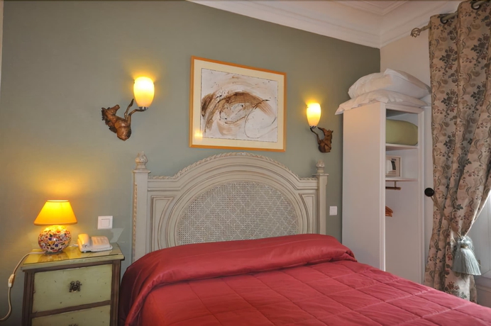 Imagen de la habitación del Hotel Des Bains, Montparnasse. Foto 9