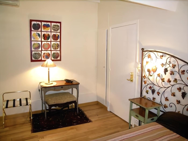 Imagen de la habitación del Hotel Des Bains, Montparnasse. Foto 16