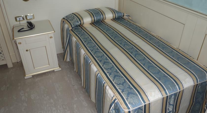 Imagen de la habitación del Hotel Des Bains, Pesaro. Foto 4