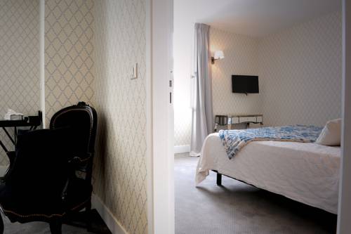 Imagen de la habitación del Hotel Des Basses Pyrénées. Foto 11