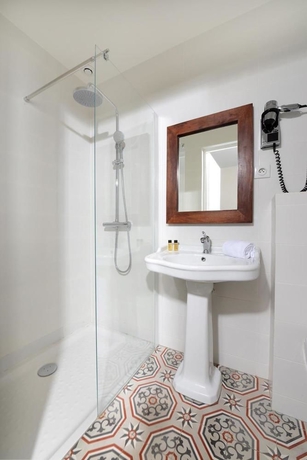 Imagen de la habitación del Hotel Des Batignolles. Foto 2