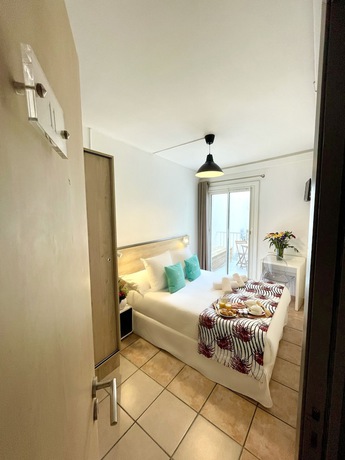 Imagen de la habitación del Hotel Des Calanques. Foto 17