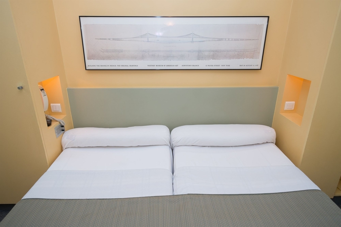Imagen de la habitación del Hotel Des Canettes. Foto 13