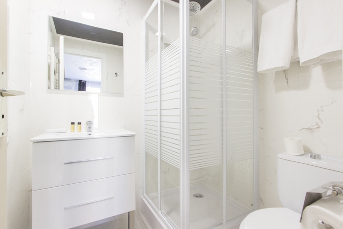 Imagen de la habitación del Hotel Des Congrès Et Festivals. Foto 14