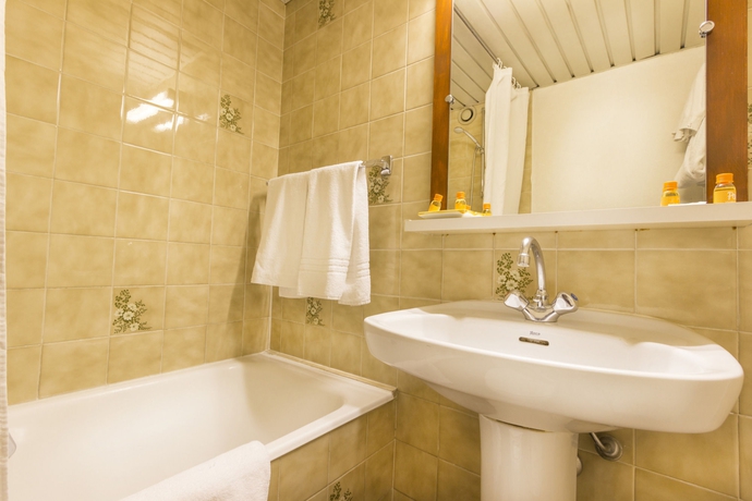 Imagen de la habitación del Hotel Des Congrès Et Festivals. Foto 16