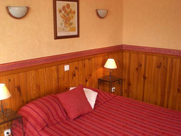 Imagen de la habitación del Hotel Des Crêtes De Pignols. Foto 12