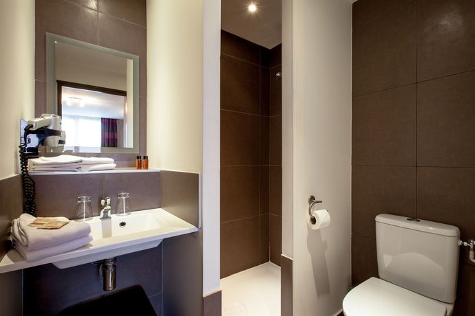 Imagen de la habitación del Hotel Des Ducs. Foto 11