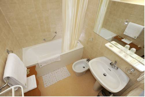 Imagen de la habitación del Hotel Des Grands Vins. Foto 6