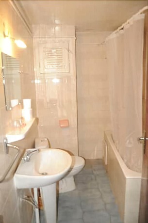 Imagen de la habitación del Hotel Des Lilas. Foto 14